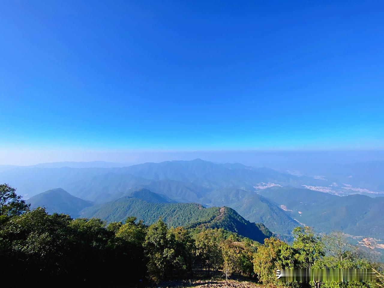 惠州自驾赏秋好地方，梁化国家森林公园，沿途有溪流、木屋、枫叶🍁、梅园、怪坡，峰
