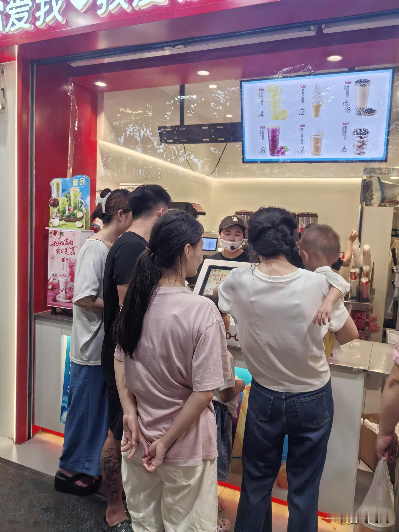 创作打卡赢现金 
今晚上到老家的建设路转了一圈，所售之物并无太多新意，倒是真切感