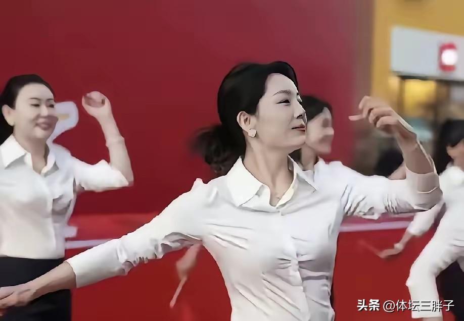 ，什么杨贵妃，什么武则天，什么香妃，这些历史上的美女，好像根本不及秦主任的美丽。
