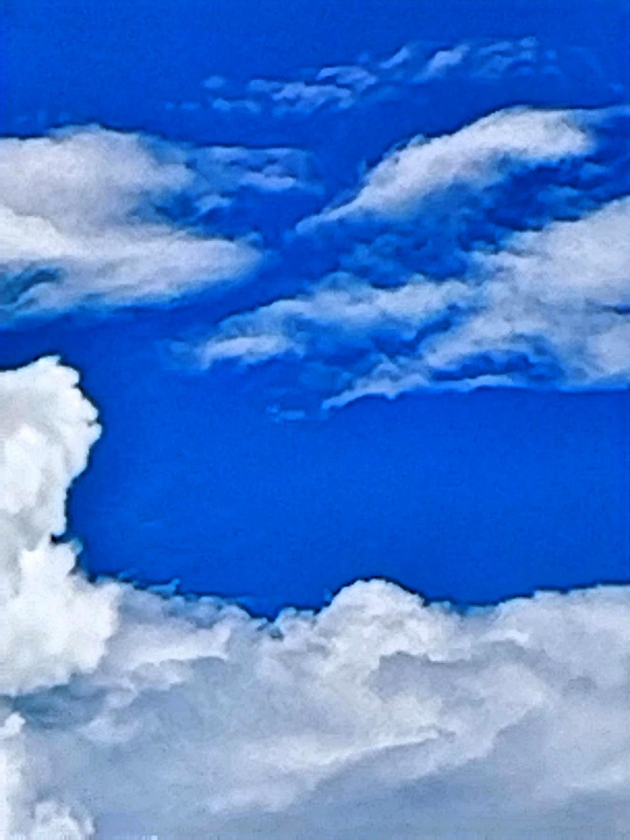 冬日生活打卡季 蓝天白云，纯净如洗，心旷神怡！在这冬日里，这般的蓝天白云着实是大