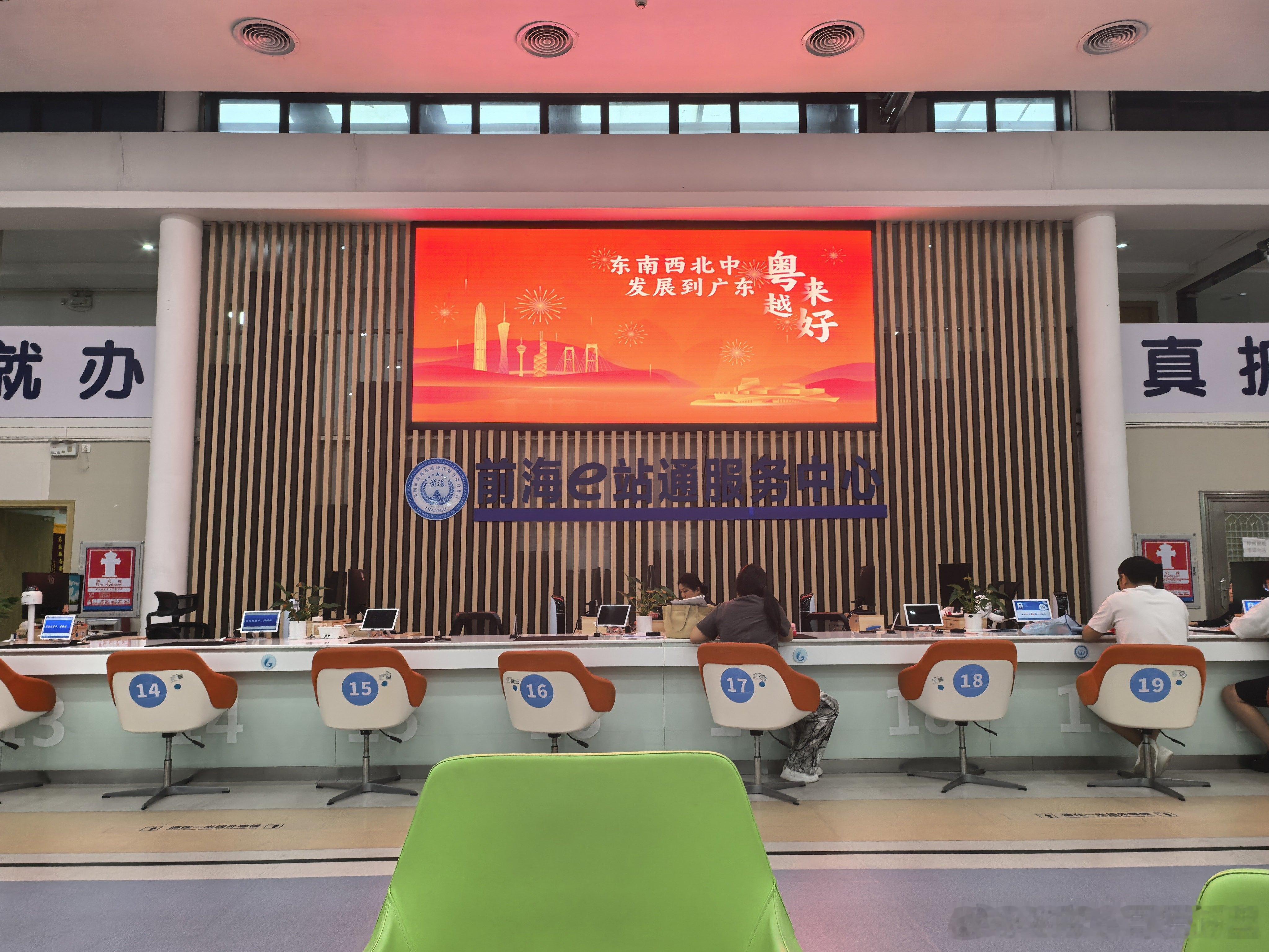 东南西北中，发展到广东！最新数据广东实时人口达到了1.65亿，两年增加1500万