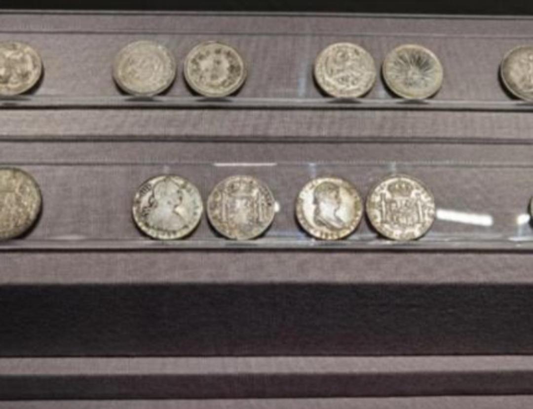 1894年，甲午战败，举国哗然。光绪皇帝坐在养心殿里，气得浑身发抖。

他手里拿