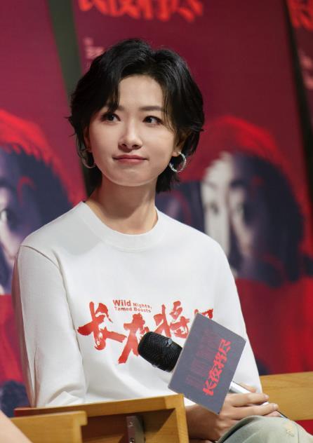 万茜徒手拎起190斤观众 万茜姐姐在电影《长夜将尽》路演中，演示专业护理技巧利用