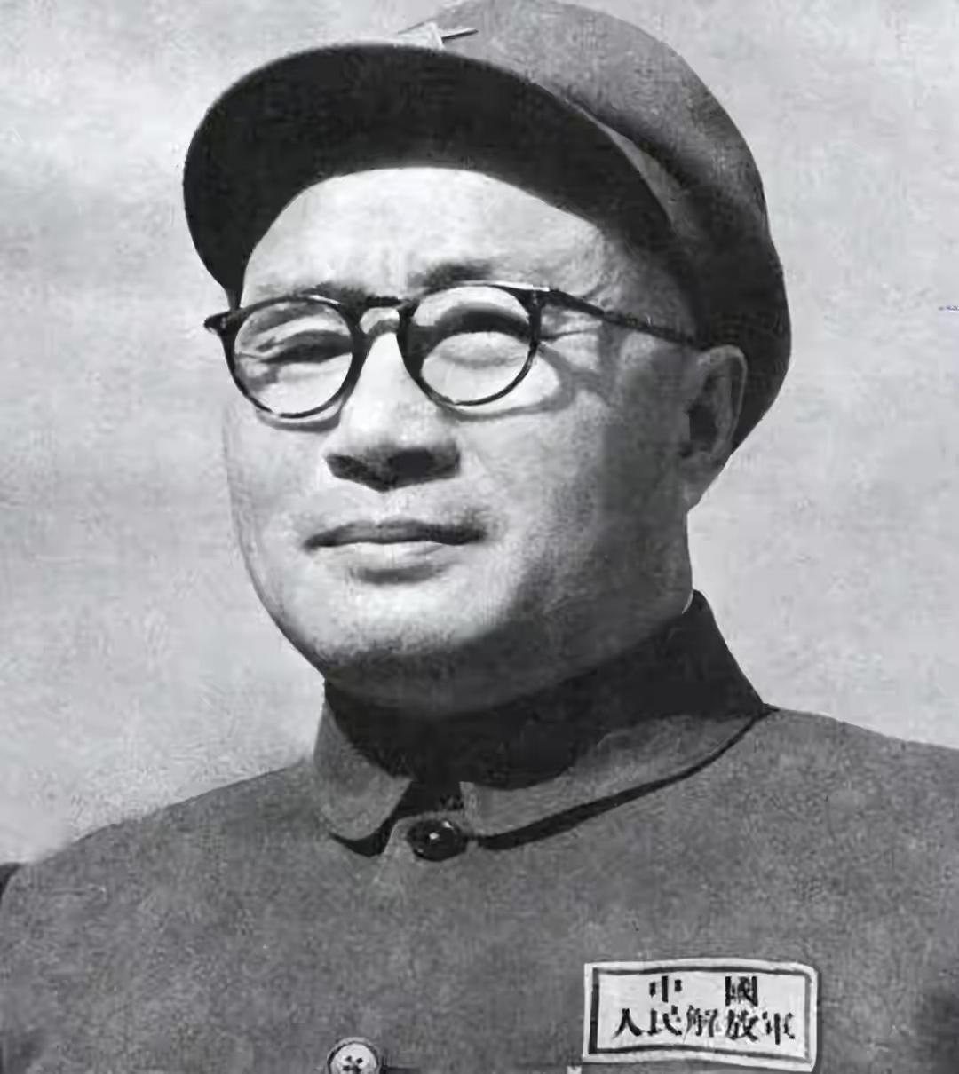 1950年，刘伯承宴请救命恩人，对方见面后大吃一惊：我把你埋山上了啊！



