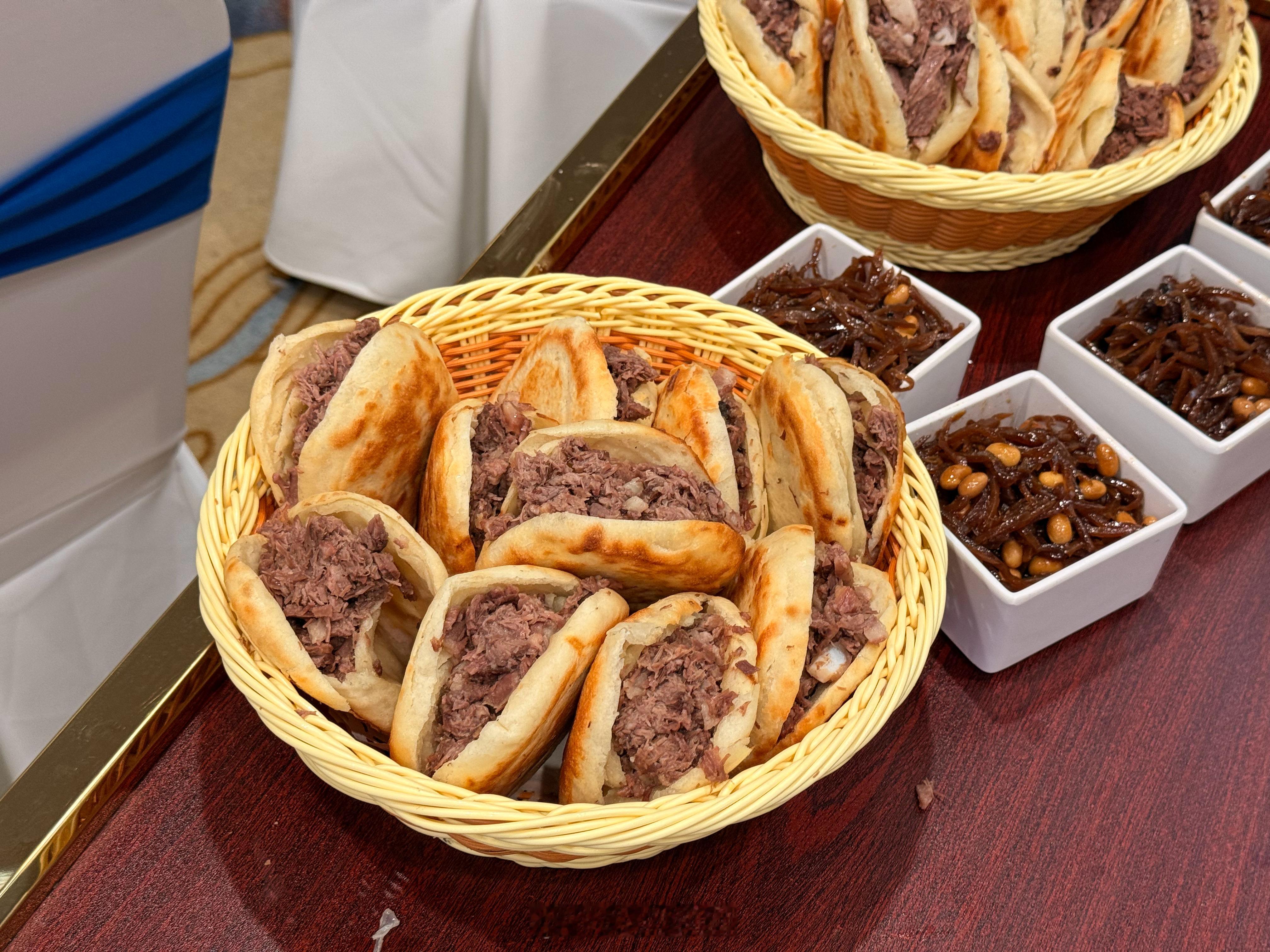 探秘长城硬核试验室是个累活，要去参观学习一整天。吃点保定必吃美食驴肉火烧打打能量