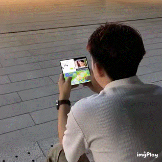 这人算是把折叠屏手机玩明白了！ 