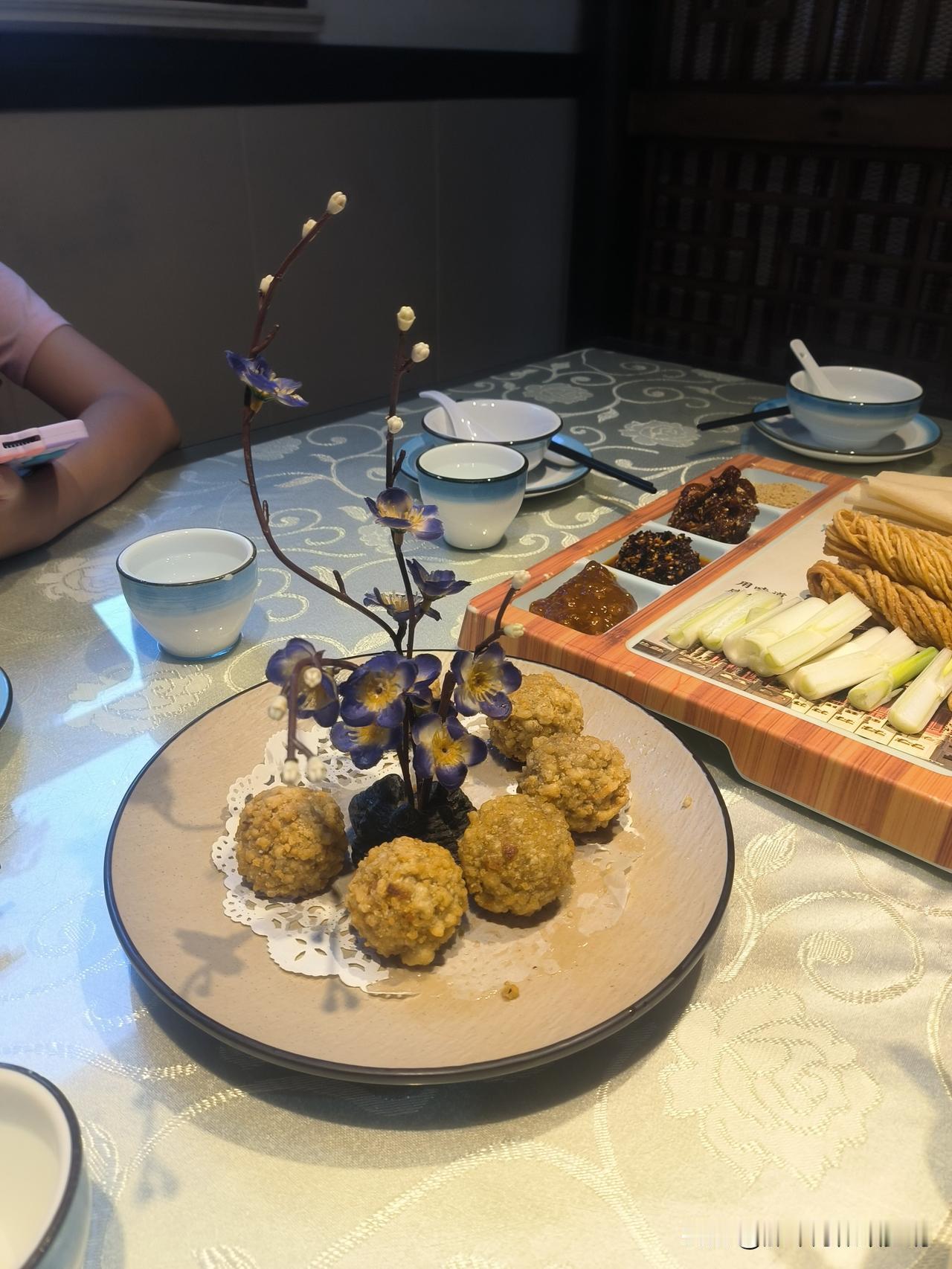 8月2日晚，从泰山下山后，就驱车来到了曲阜，大家都饿了，于是先找地方吃饭。
没错
