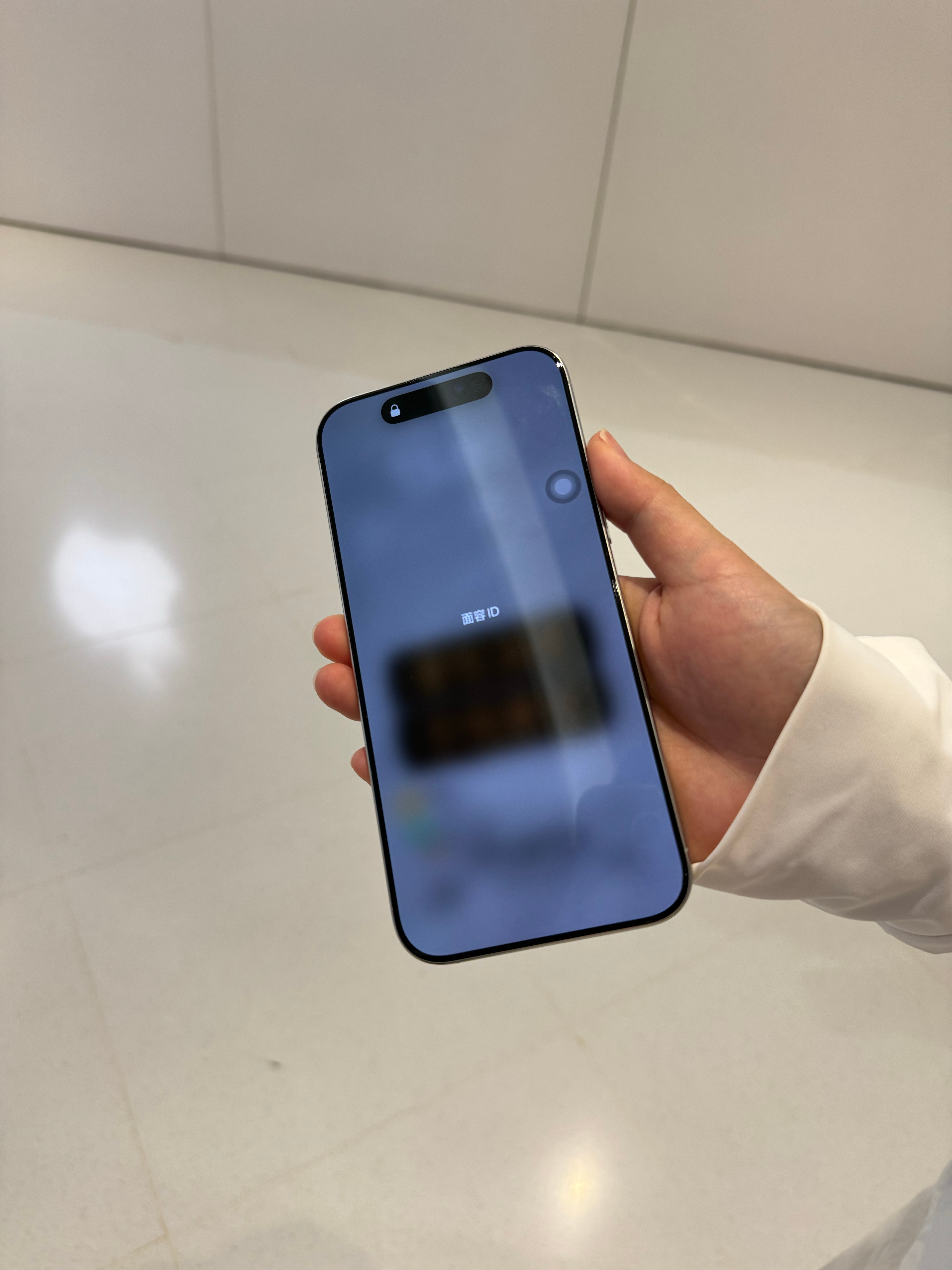 明天iPhone17开售，今天我的16PM突然罢工了，自我抢救一小时无果，无奈之