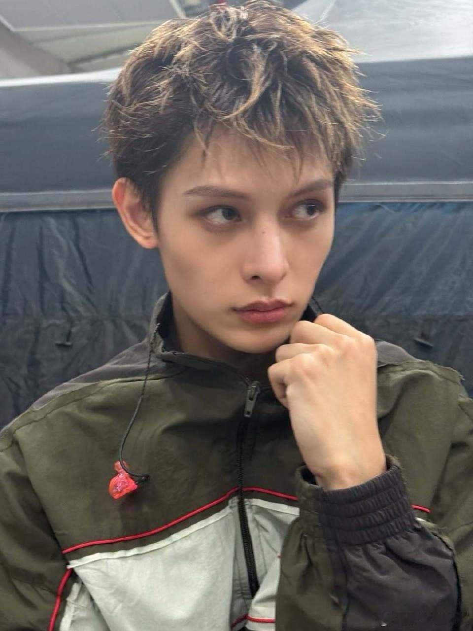 赵雨凡JAMES  😘赵雨凡 我们家雨凡宝宝帅成啥样了都😘这顶级骨像扛打得很