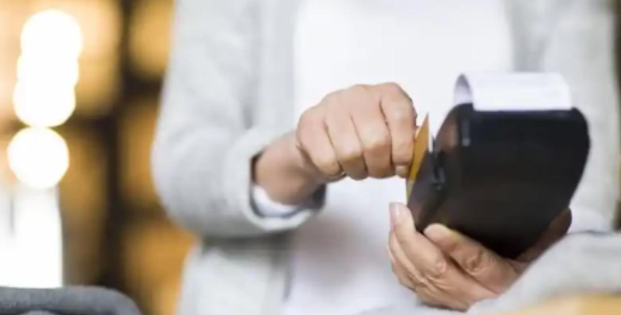 广东深圳，女子着急用钱，就连续在微粒贷上借了两笔，分别是4万元和2.5万元，可事