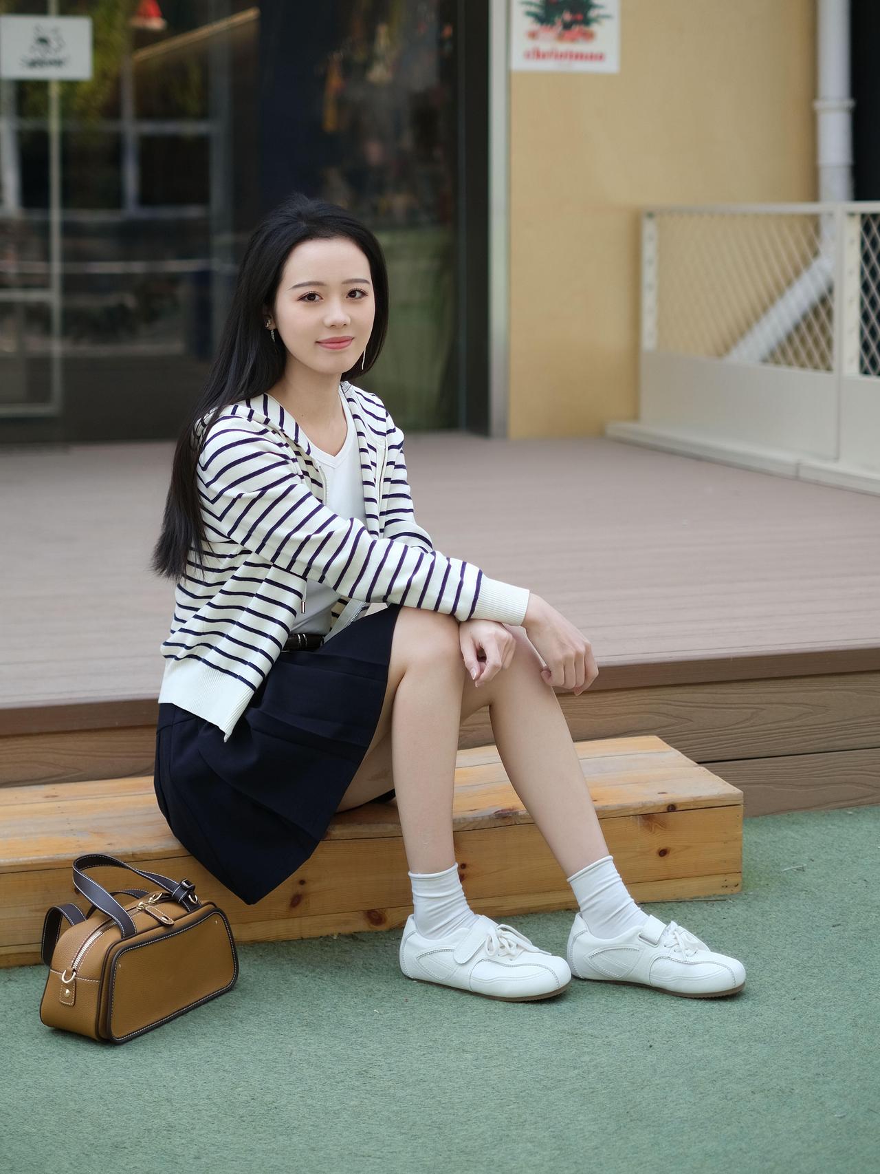 红袖添香夜，轻语话离愁。