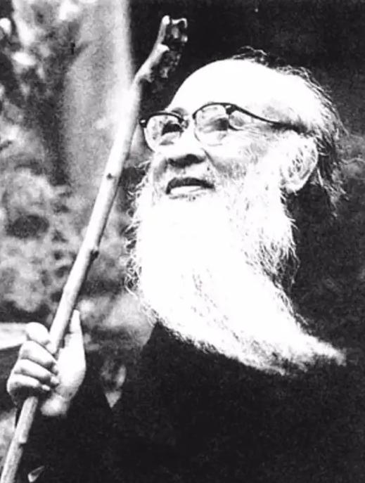 1945年，张大千手握500两黄金，这笔钱财足以买下一座清代王府，面对同等价值的