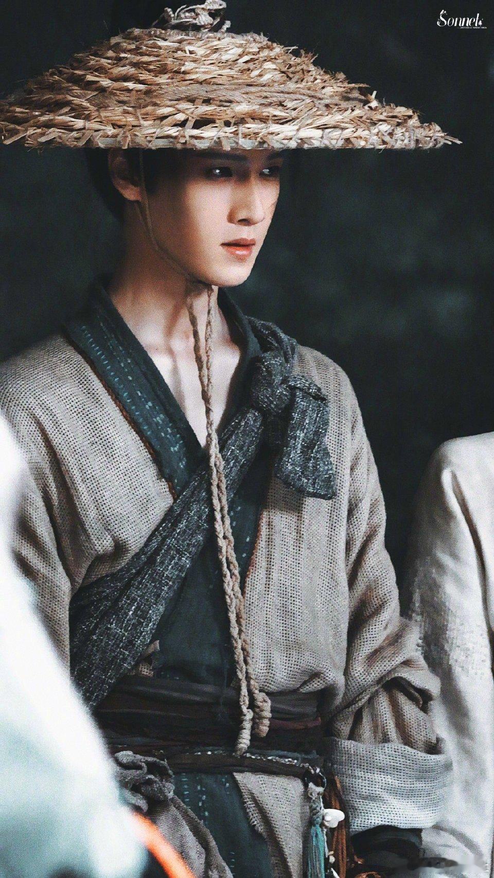 李昀锐斗笠造型，这氛围感拿捏的好到位啊！｜李昀锐[心] ​​​