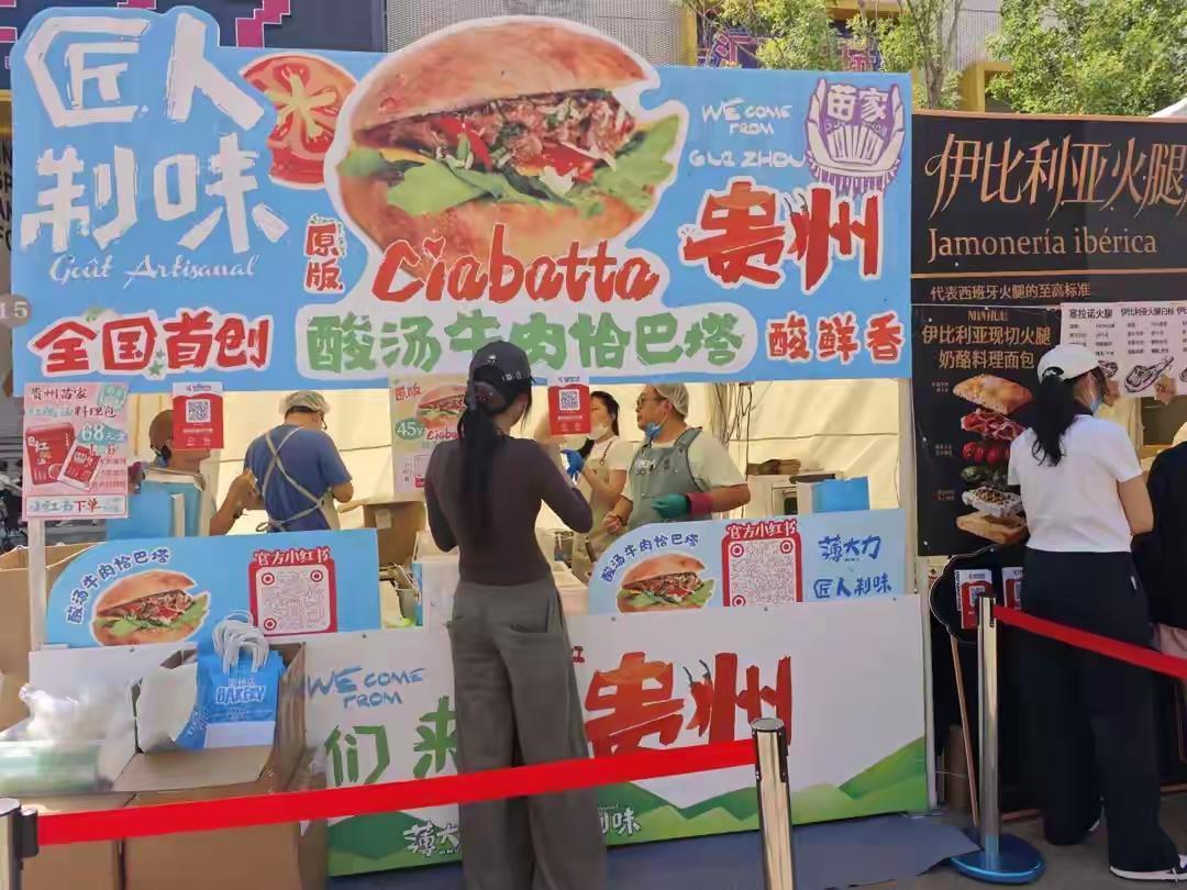 最近“瑜伽裤面包”恰巴塔爆火。它外形像棉拖，大小适配手掌，麦色外观略显粗糙，颜值