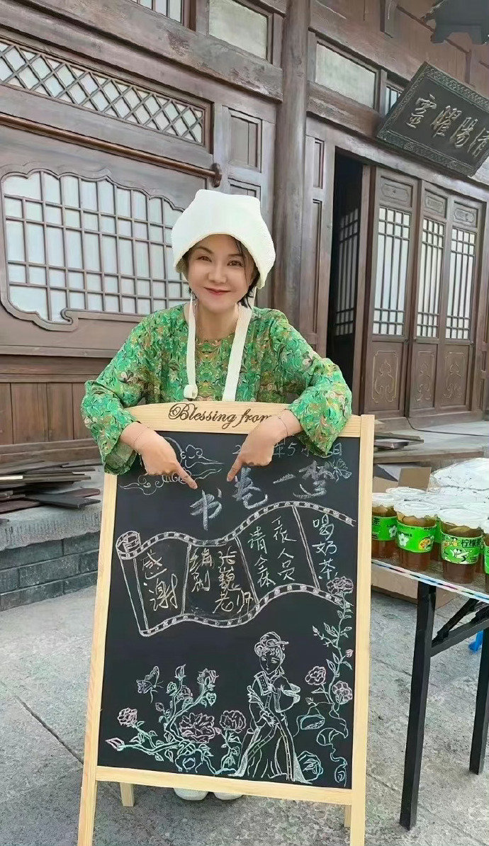 导演周靖韬探班刘宇宁，还给书卷一梦剧组送了奶茶，刘宇宁业内人脉关系真的很好[赞]