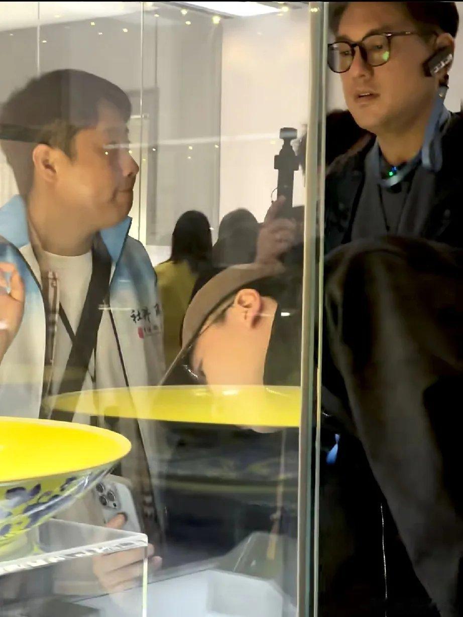 朱孝天来到江西景德镇独自排队，像普通游客一样，怼脸拍头发白了特别显老，没有曾经的