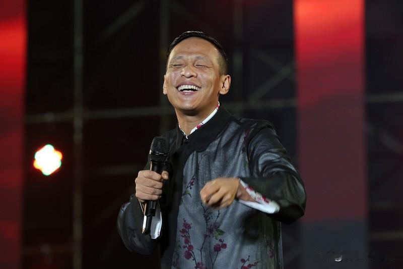 宋小宝翻车封神！这事故比剧本好笑10倍
 
宋小宝B站春晚开场就遇大翻车！登台后