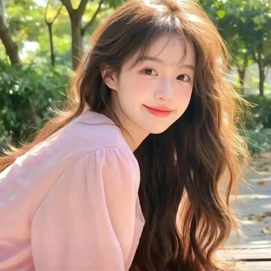 阳光明媚的午后，在公园的绿树荫下，捕捉到的一瞬间微笑。秋日小憩照 春日笑容 公园