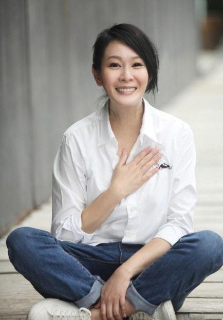 2011年，刘若英嫁给了身家68亿的富商钟小江，婚前刘若英约法三章：可以同居但必