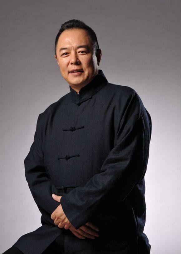 谁的童年没被《还珠格格》中的皇阿玛圈过粉？
可看完他的真实私生活，真的三观震碎！