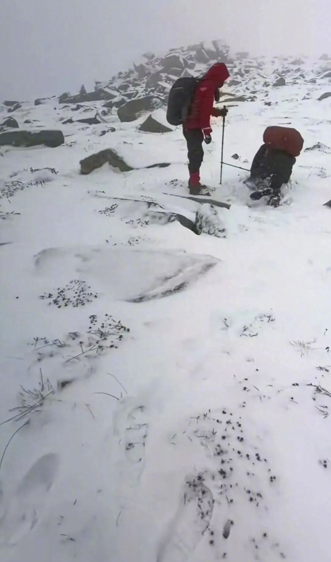 鳌太线失联4人1人获救2死1坠崖救援者称5人是非法穿越小鳌太线官方曾发文全面禁止