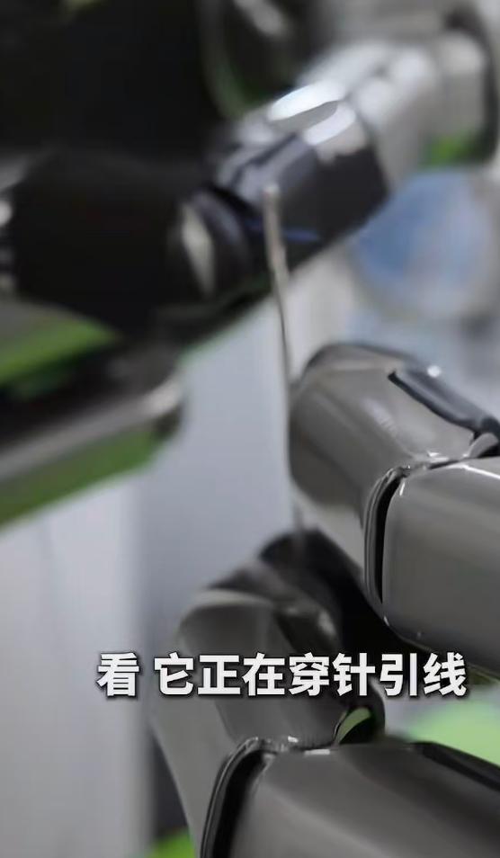 在链博会的展台上，一台国产手术机械灵巧手吸引了所有人的目光，镜头里机械手指稳稳捏