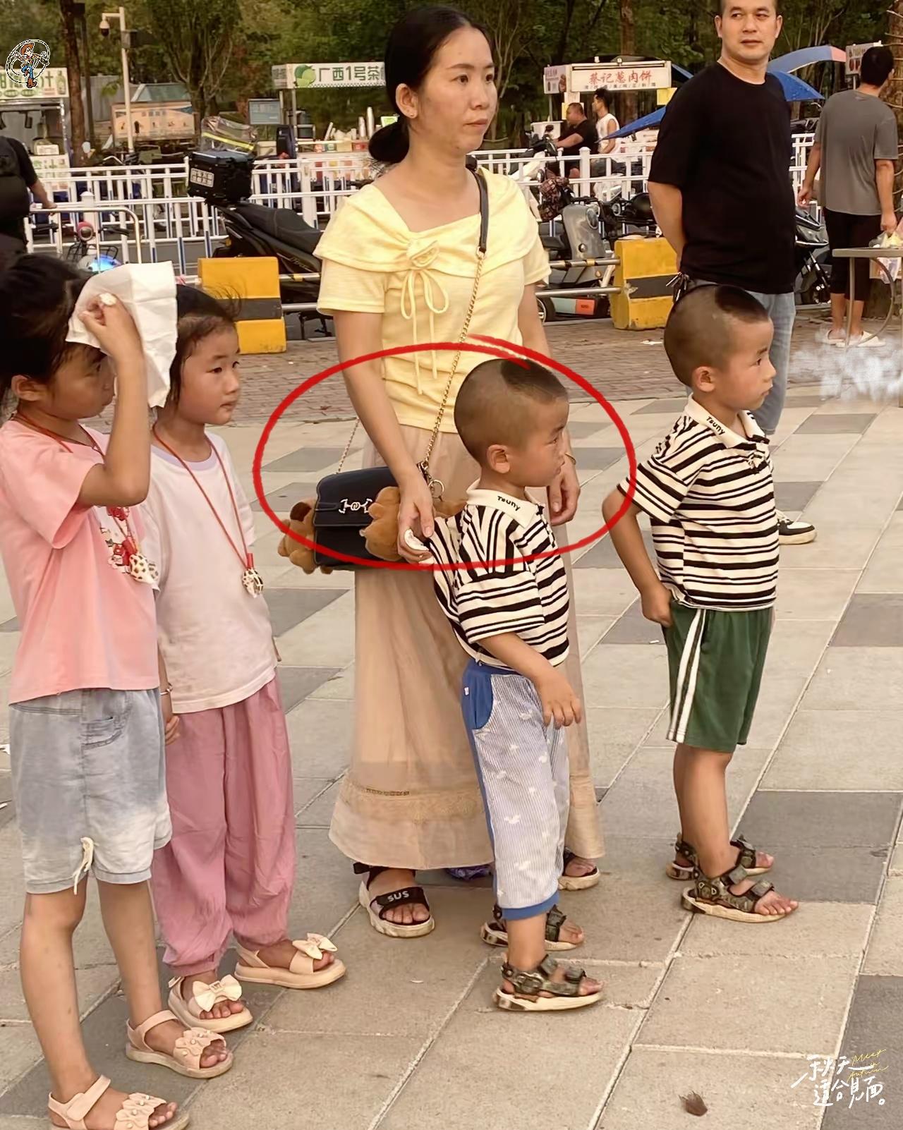 街上碰到个带四个娃逛街的妈妈，我当场就惊了！现在大家都在说恐婚、养娃费钱，连生二