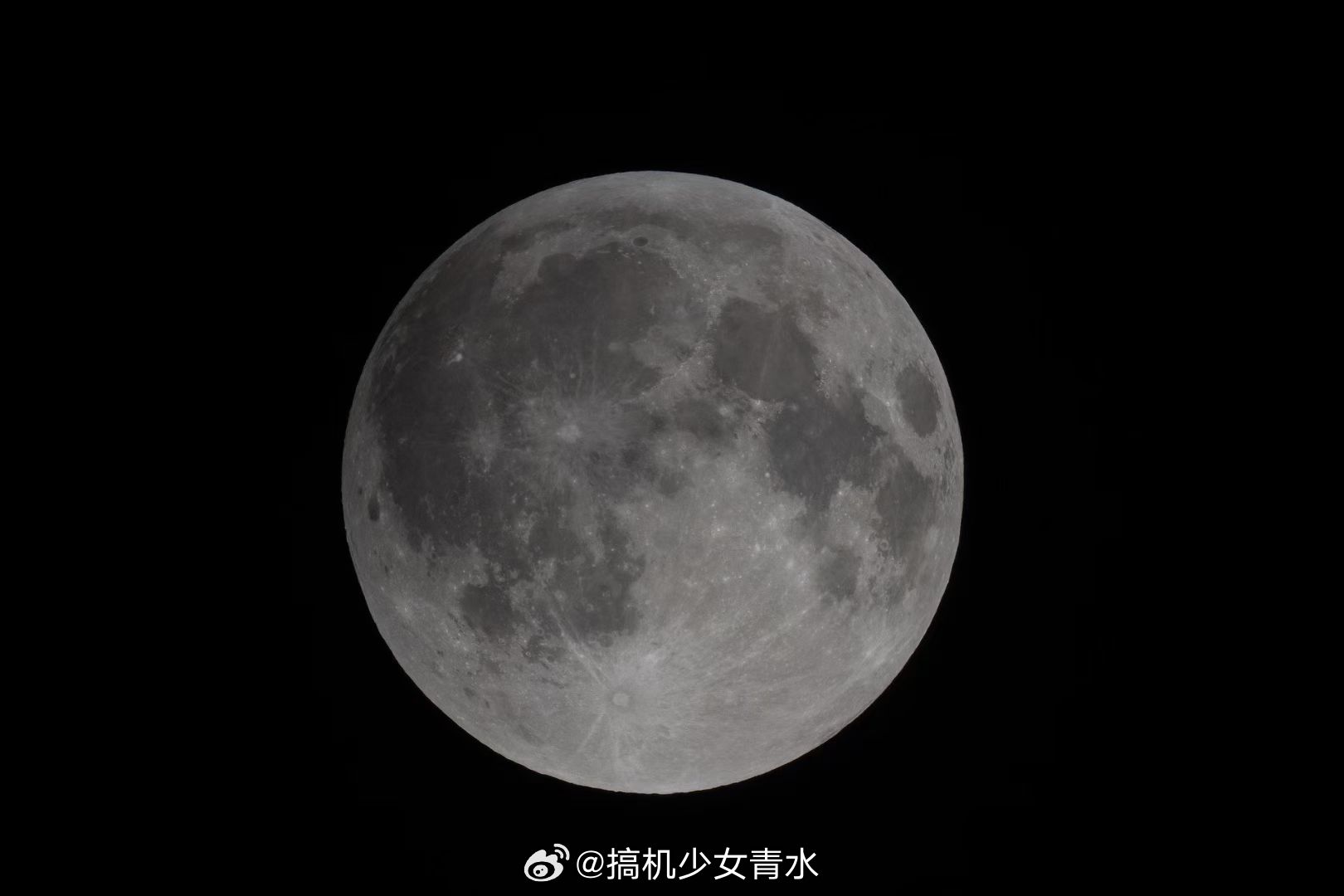 月全食昨晚的月亮大家应该都看了吧？前五张是朋友在楼下拍的，真神奇~看着它从常规的