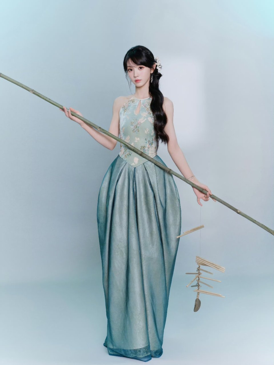 田曦薇幽兰自芳田曦薇手上拿的是竹子 田曦薇手上拿的是竹子！ 