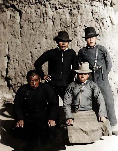 审视图中四人，极易被其粗布衣衫的表象误导——他们既非投身抗战的武工队员，更不是沦