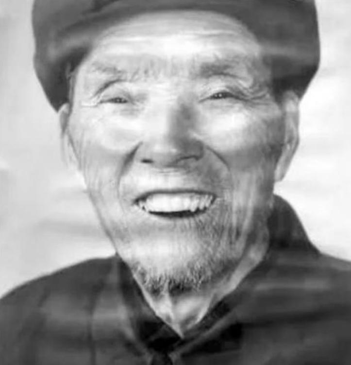 81岁老农站在军区门口：我是肖华上将的老部下，当过少共国际师团长！肖华冲出来抱着