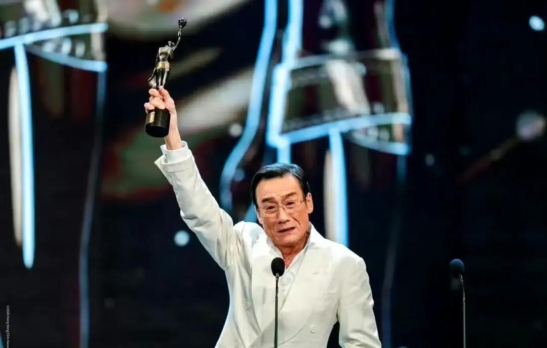 68岁梁家辉再封帝，动作戏仍亲自跳楼
第44届金像奖落幕，他拿下第五座影帝奖杯。