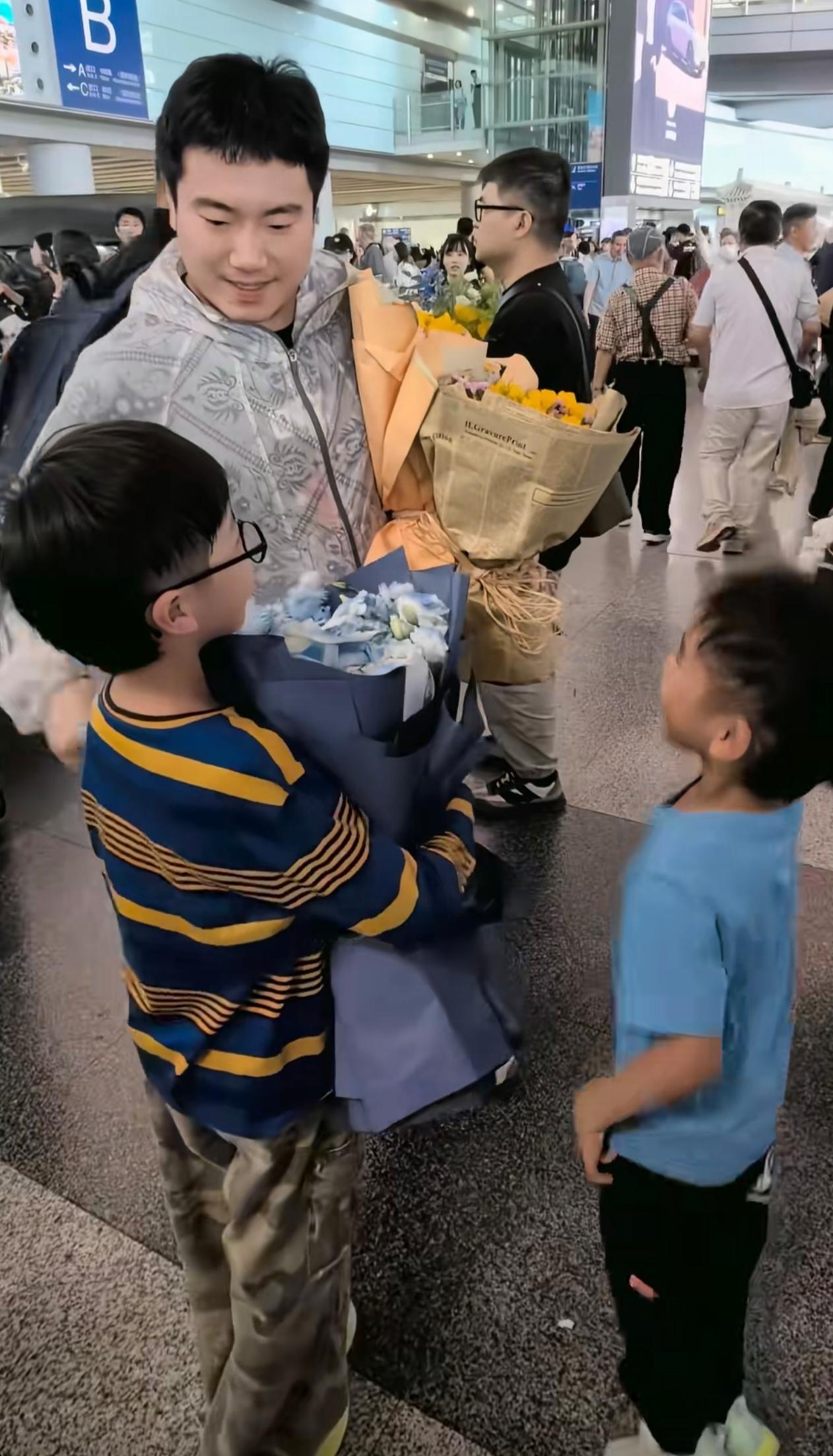 梁靖崑总是笑嘻嘻的，
一种邻家男孩憨憨的可爱样子，
原来孩子都这么大了，
感觉他