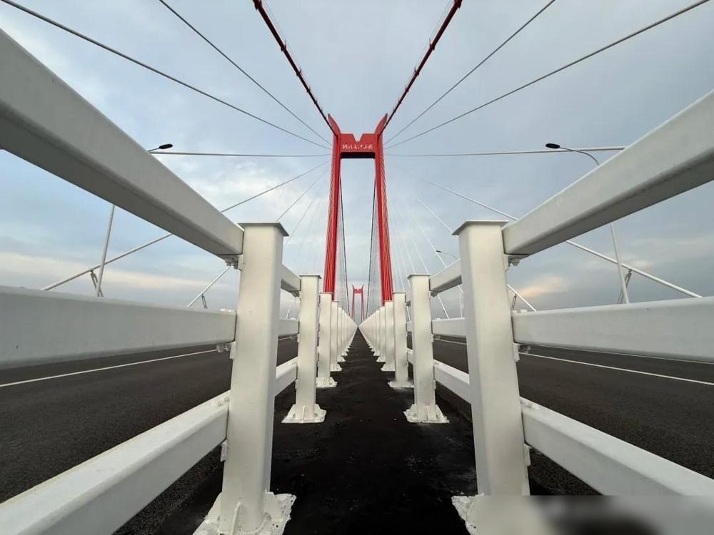 最近刷到铜陵长江三桥的消息，有点小感慨——这桥以前叫“G3铜陵公铁长江大桥”，现