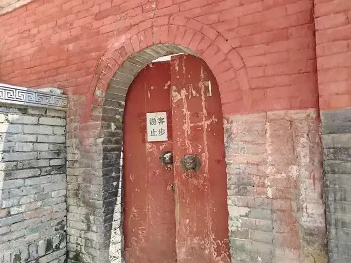 换住持之前的少林寺，忽然变得戒备森严，通往僧院的门边，都有戴着耳机的“黑衣人”守