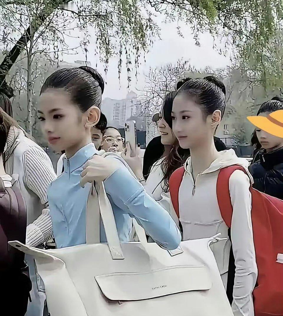 我敢打赌！5年后北影新生报到处的这两个女生，定会一鸣惊人的，大家等着瞧吧…… ​