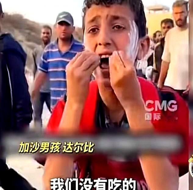 “脸白里透红，却说只能吃沙。”镜头里，10岁Darbi攥紧空碗，嗓子亮得不像饿三