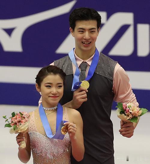 俩宝贝保重身体祝你们永远幸福快乐珍惜俩个人宝贝保重身体祝你们永远幸福快乐珍惜俩个