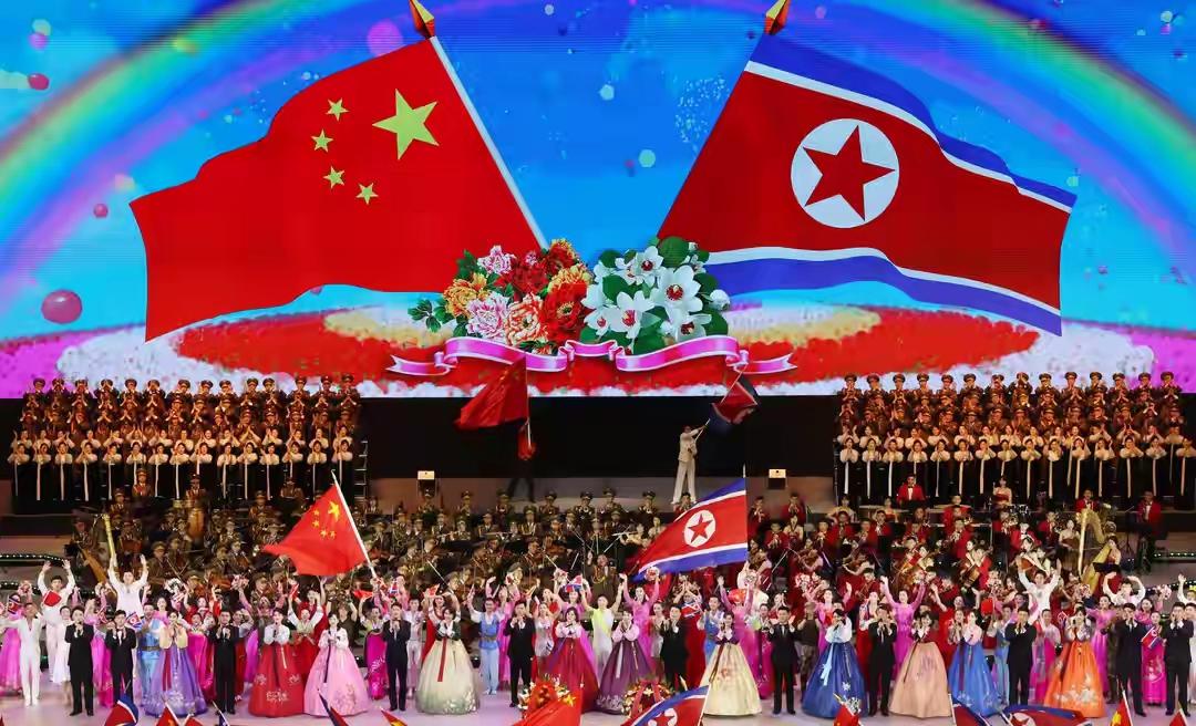 当地时间6月8日晚，一场大型文艺晚会在平壤举行，一首首中国人耳熟能详的中国红歌相