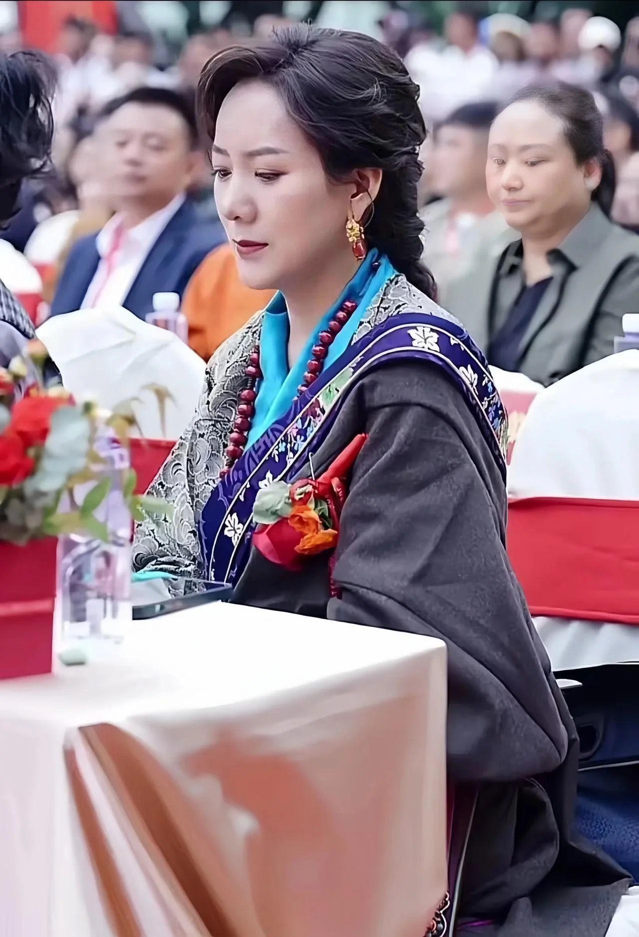 汪涵老婆杨乐乐现在混的真是越来越好了，之前只是个湖南卫视的女主持人，自从嫁给汪涵
