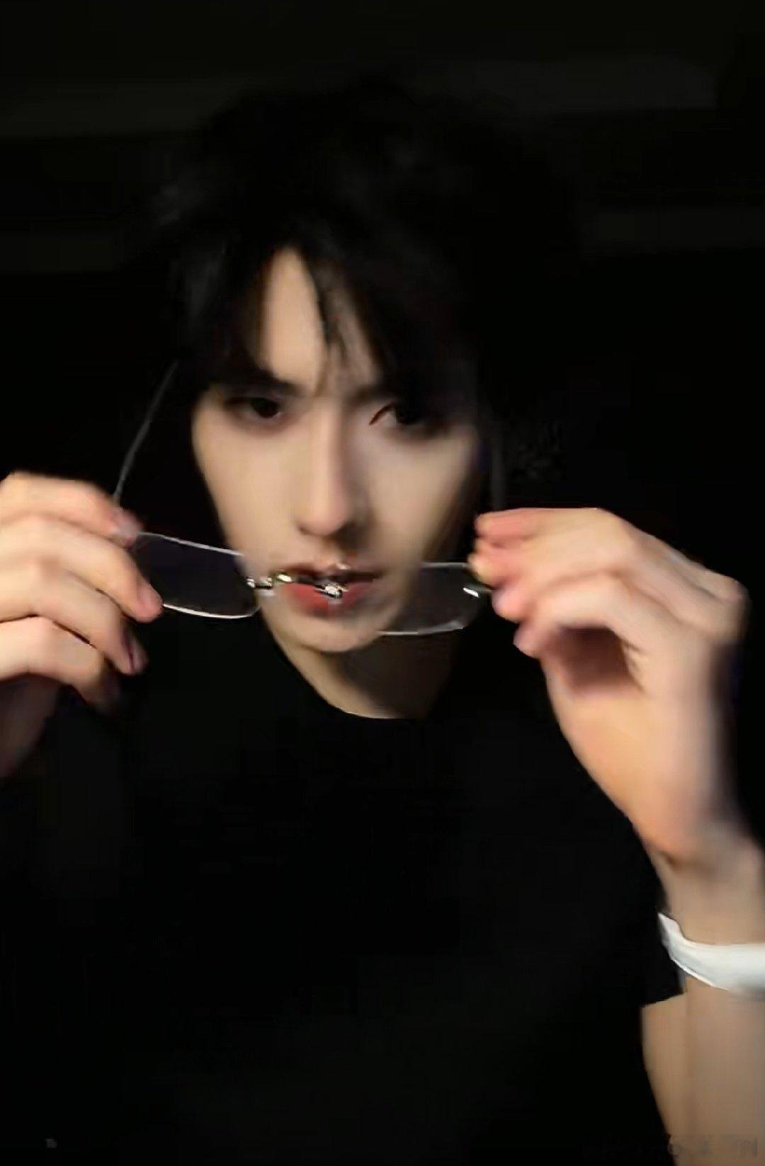 朱志鑫楼内最快破百万赞视频朱志鑫破百万点赞视频看完这个视频直接被朱志鑫圈粉，颜值