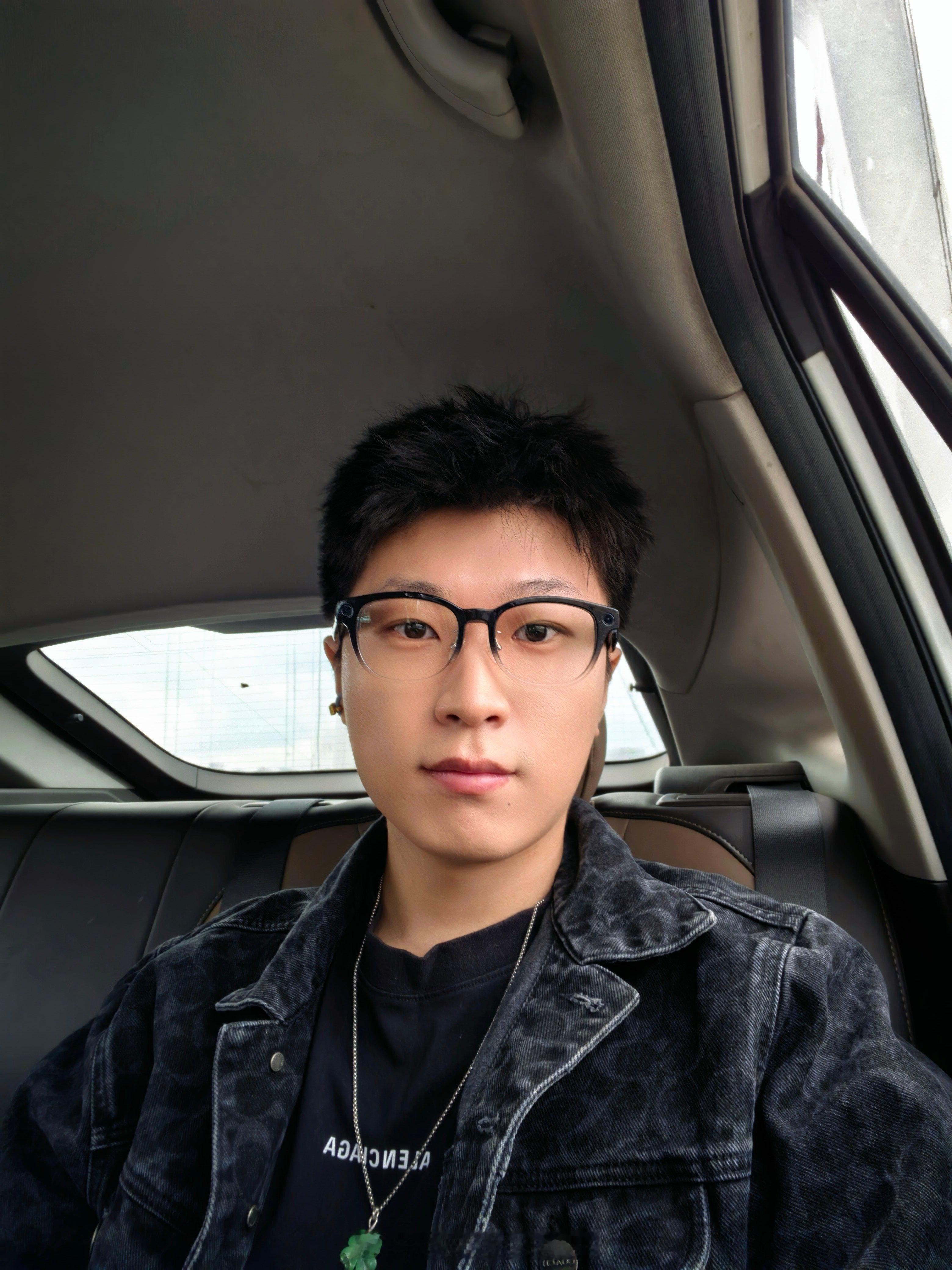 我把流光银的墨镜片换成了蓝光片，我自己感觉挺好看的，我讲道理华为AI眼镜设计成墨