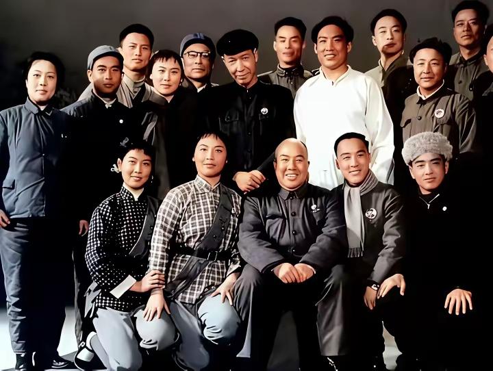 王铎：《红灯记》大部分剧组成员
在这里面，扮演鸠山的袁世海，比较明显。李玉和也行