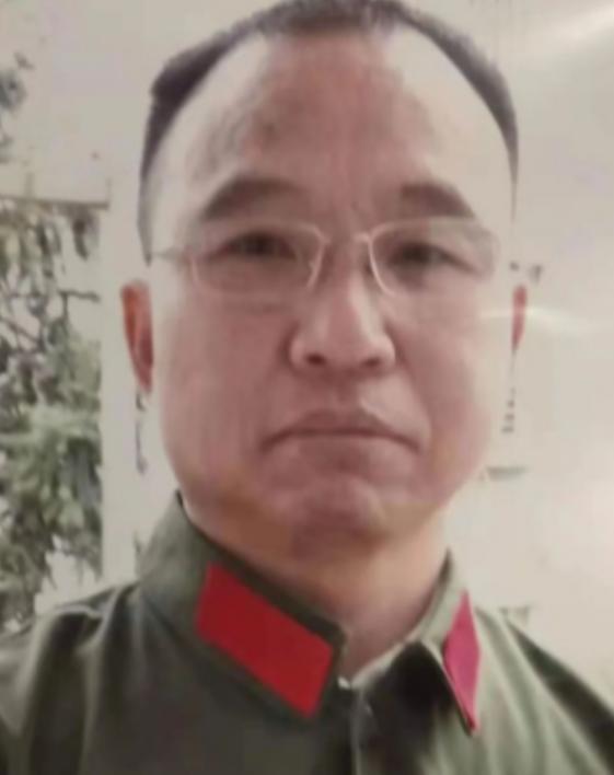 1984 年，战士李陶雄中弹牺牲，送葬途中遗体竟两次从车上跌落，护士郑英察觉异样