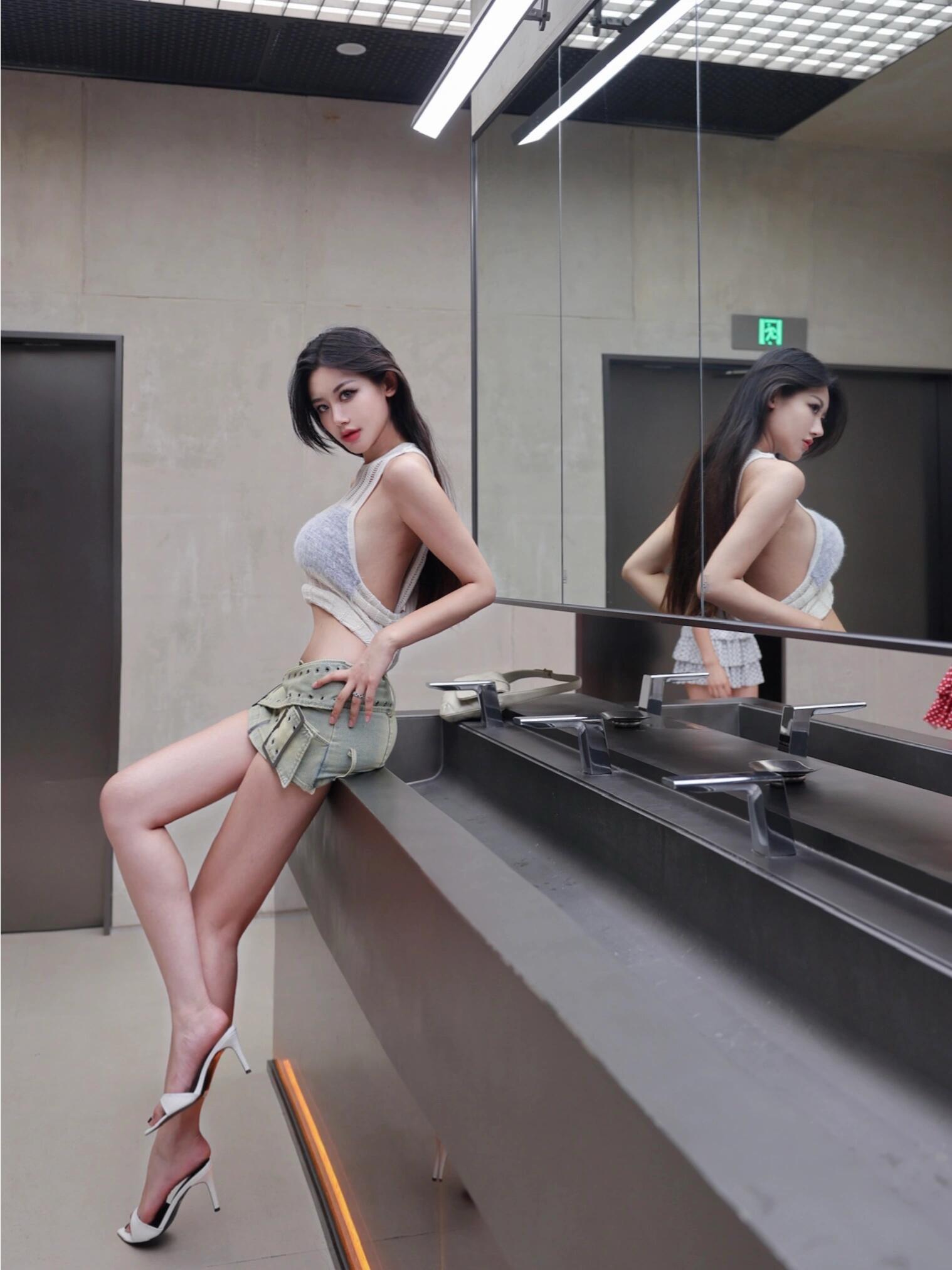 喜欢这种干净又有力量的色调， 像我一样，看起来冷淡，却藏着热烈的自己。