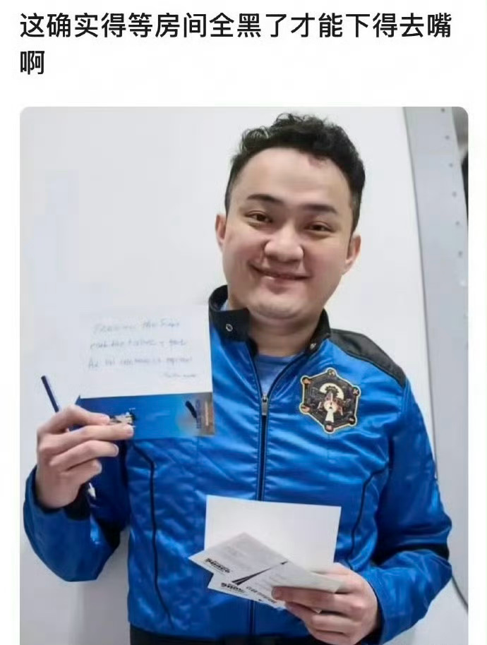 景甜贴黑胶带的原因爆火细节来自孙宇晨标注“纯属虚构”的长文。文中称需要房间完全无