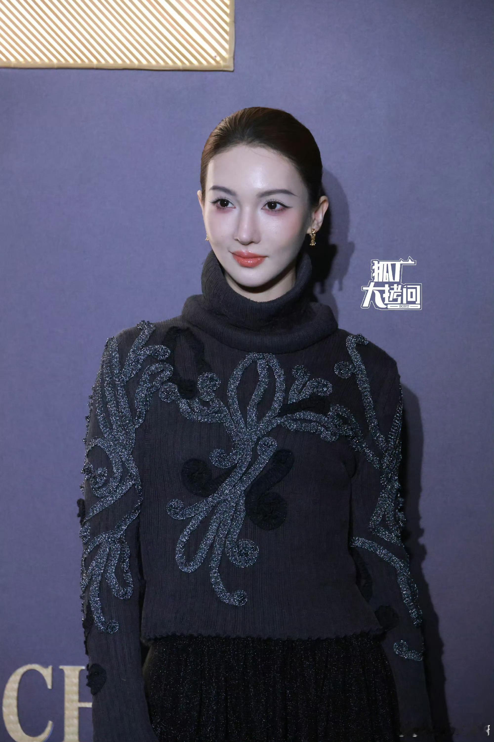 金晨怎么变这样了金晨近期因T风格论坛红毯造型引发热议，其面部状态和风格变化被网友