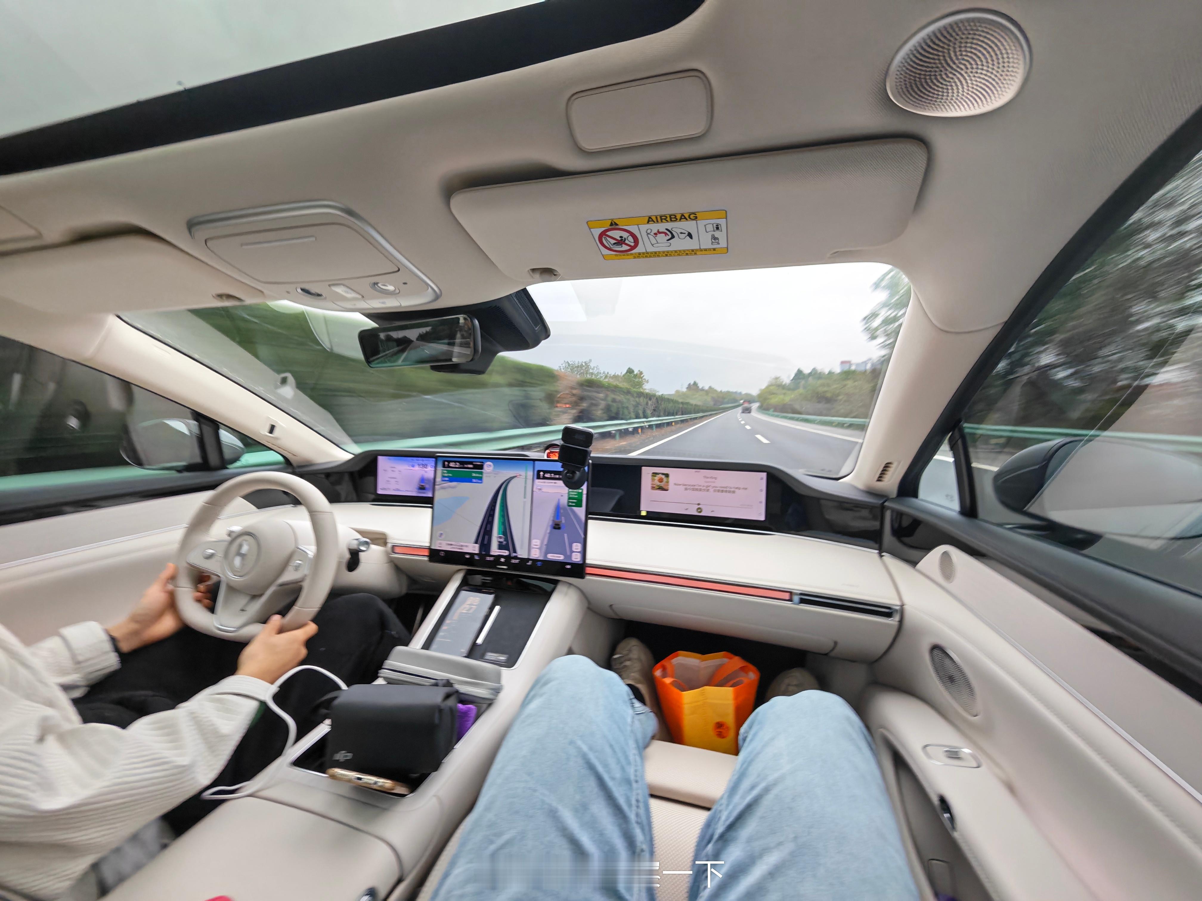 难得副驾，今天坐在享界S9T里好好享受享受，该说不说享界S9T是真的舒服啊，回头