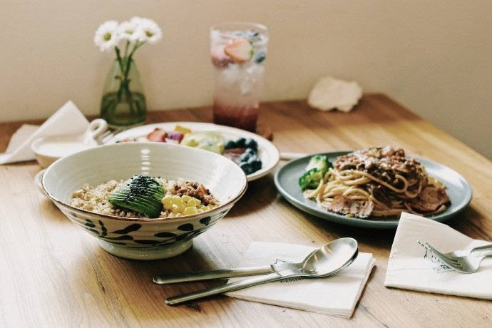 一个人吃东西的时候，千万别太刻薄自己，做餐好吃的东西享受，生活就充实。——蔡澜《