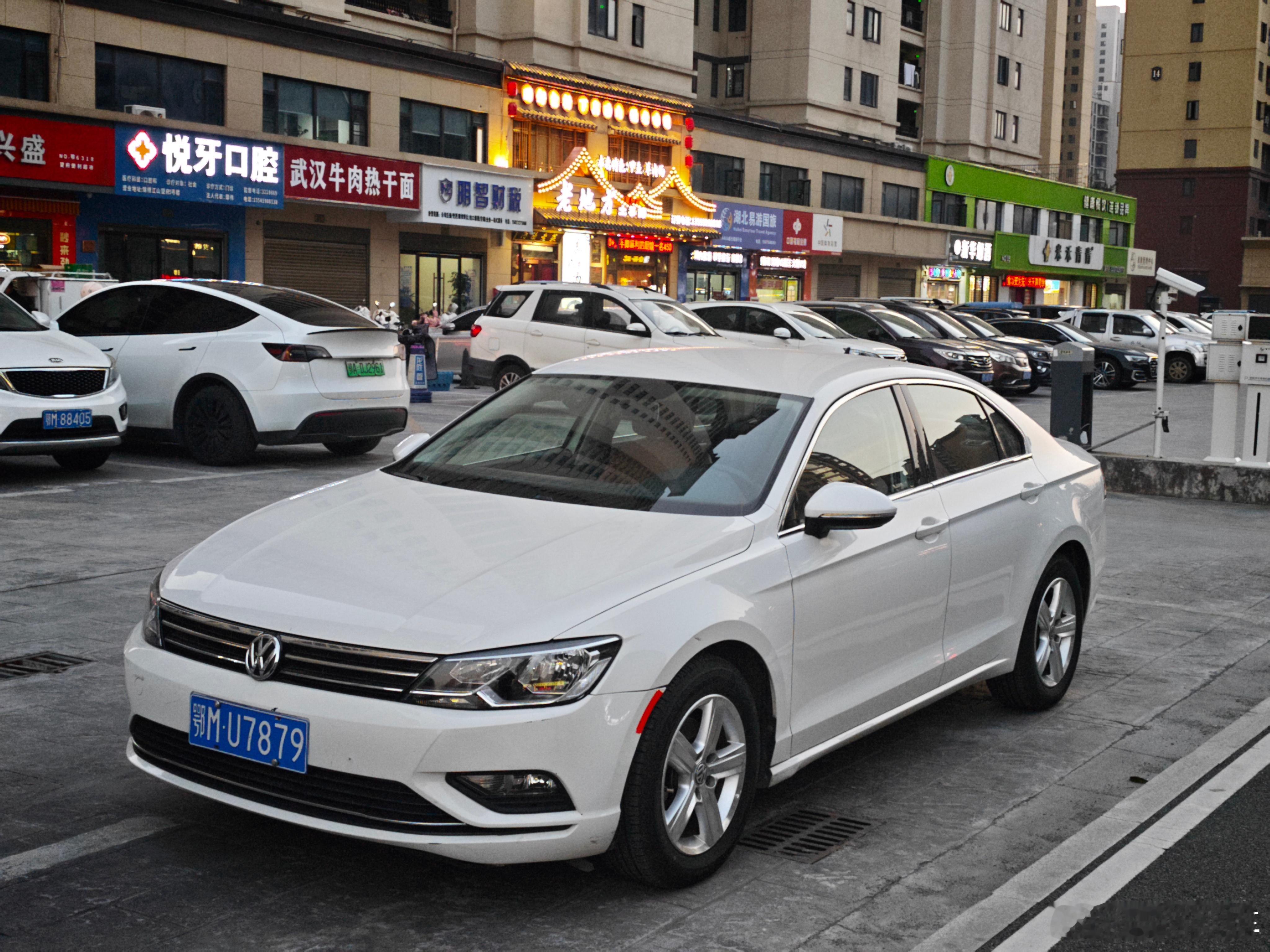 昨天仙桃去拿的凌渡也被定了 最近出车很快，就是缺车，展厅空了一半位置 就是收不到